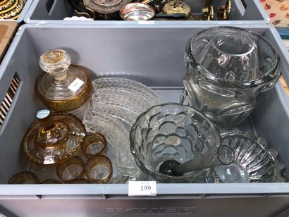 Ensemble de verrerie comprenant vases, coupes,...