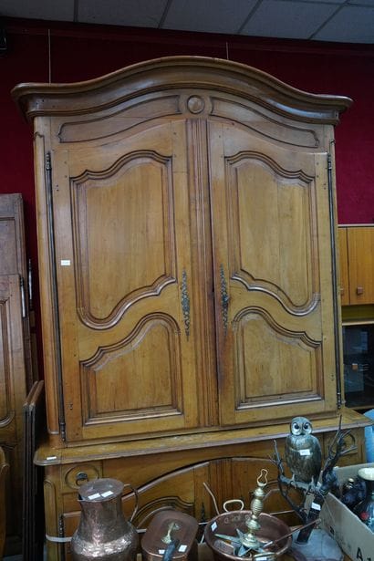 Buffet deux corps en bois mouluré, ouvrant...