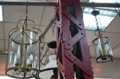 Lanterne en laiton et verre, à quatre lumières,...