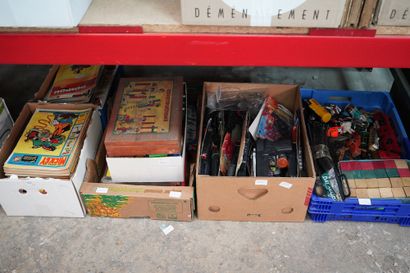 Réunion de jouets, jeux de société, revues...