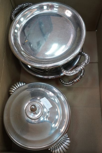 Deux chauffe-plats et un légumier en métal...