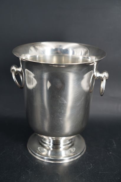 Seau à champagne sur piédouche en métal argenté....