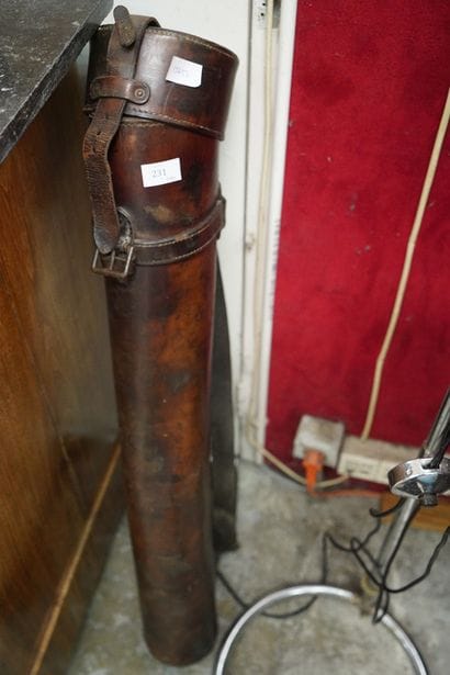 Etui à fusil en cuir patiné. En l'état.