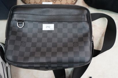 * Sacoche bandoulière Louis Vuitton 
Modèle...