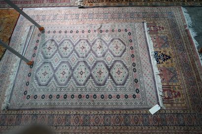 Réunion de deux tapis en laine à décor stylisé,...
