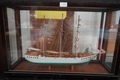 Maquette de trois mâts en bois polychrome,...