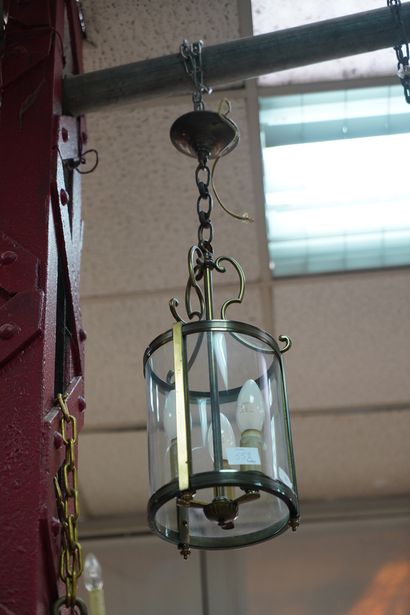 Lanterne en laiton et verre, à quatre lumières,...