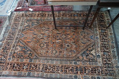 Tapis en laine, à décor stylisé polychrome,...
