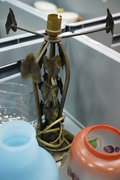 Réunion de tulipes en pate de verre et verre,...