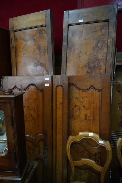Armoire rustique en bois mouluré ouvrant...
