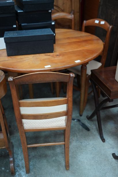 Table circulaire en bois naturel sur pieds...
