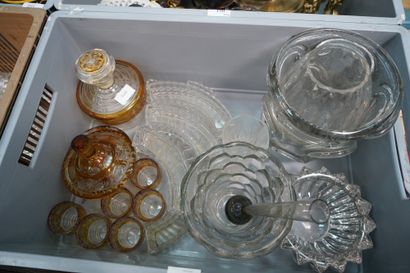 Ensemble de verrerie comprenant vases, coupes,...