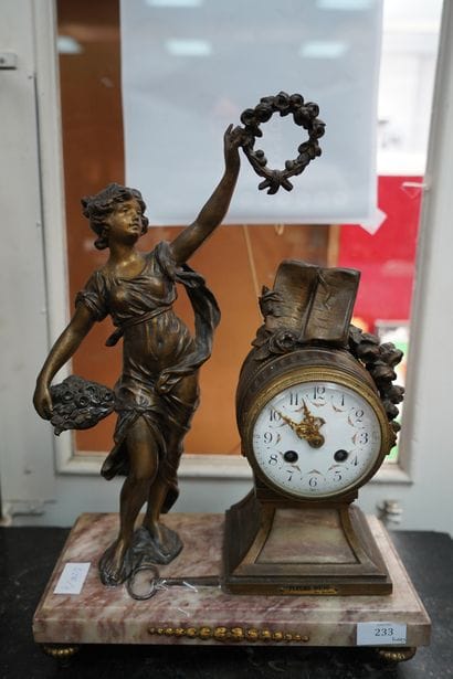 Pendule. Régule patiné et marbre, figurant...