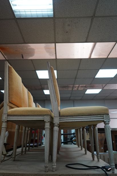 Suite de 10 chaises en bois mouluré, sculpté,...