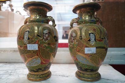 Paire de vases balustre en faïence de Satsuma....
