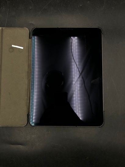 * Tablette IPAD APPLE (17.5 x 24.5 cm) 
Et...