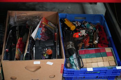 Réunion de jouets, jeux de société, revues...