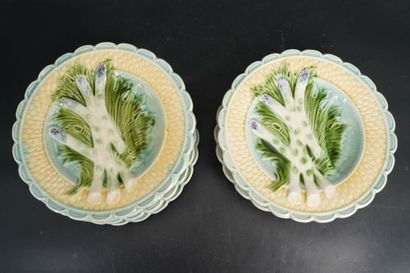 Suite de 9 assiettes en barbotine à décor...