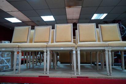 Suite de 10 chaises en bois mouluré, sculpté,...
