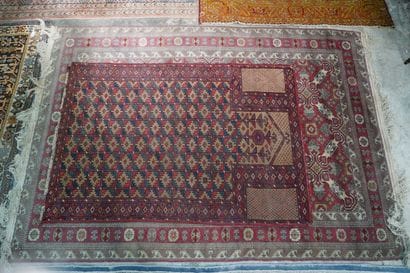 Réunion de 5 tapis courants, en l'état.