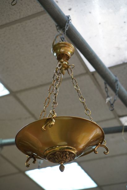 Suspension en métal doré tenant par des chaînes,...