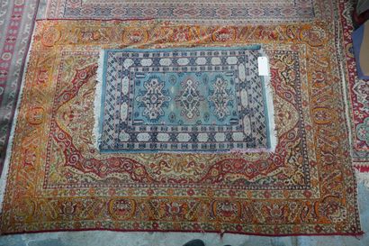 Réunion de deux tapis en laine, l'un à décor...