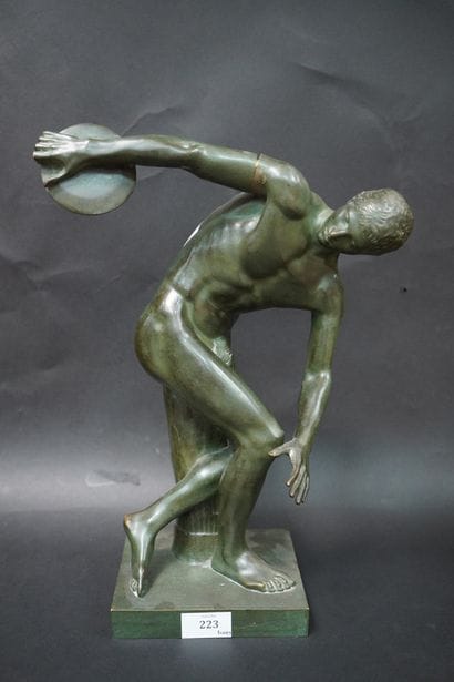 Statuette en bronze à patine verte figurant...
