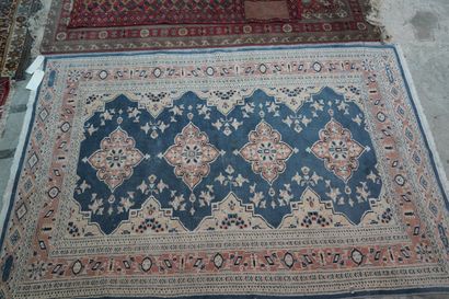 Réunion de 5 tapis courants, en l'état.