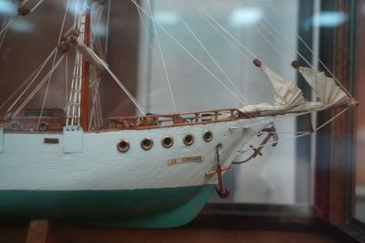 Maquette de trois mâts en bois polychrome,...