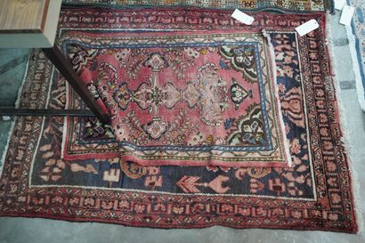 Réunion de 5 tapis courants, en l'état.