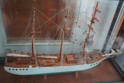 Maquette de trois mâts en bois polychrome,...