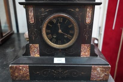 Pendule borne en placage de marbre, le cadran...
