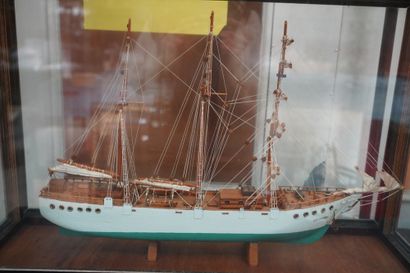 Maquette de trois mâts en bois polychrome,...