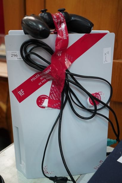 * Console de jeux Playstation 5 et une manette...
