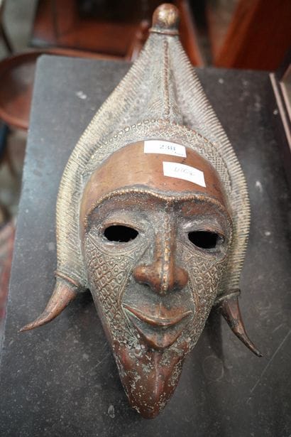 Culture africaine, masque en métal patiné....
