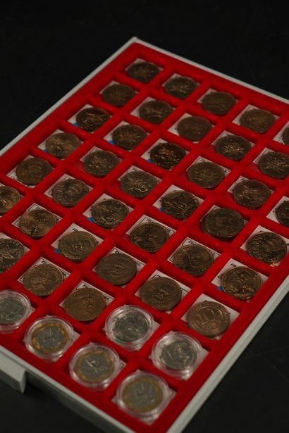 Ensemble de 49 pièces : la plupart de 10...
