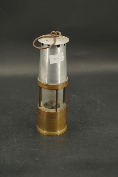 Lampe de mineur en métal et verre. En l'...