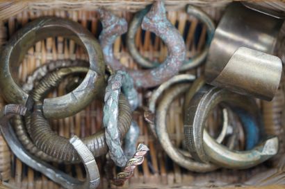Lot de bracelets fantaisie. Une boite. En...