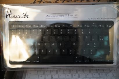Ensemble d'une quarantaine de claviers Bluetooth...