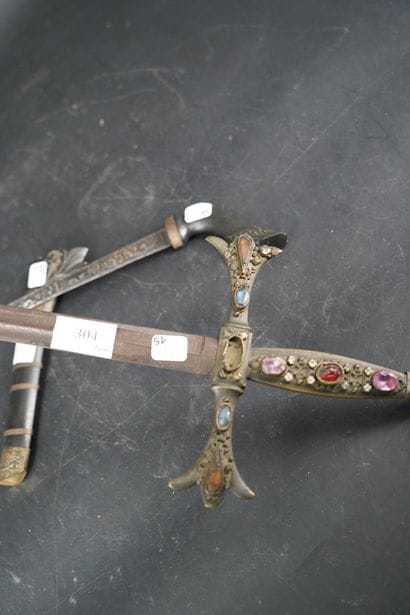Epée en fer, le manche orné de pierres incrustées...