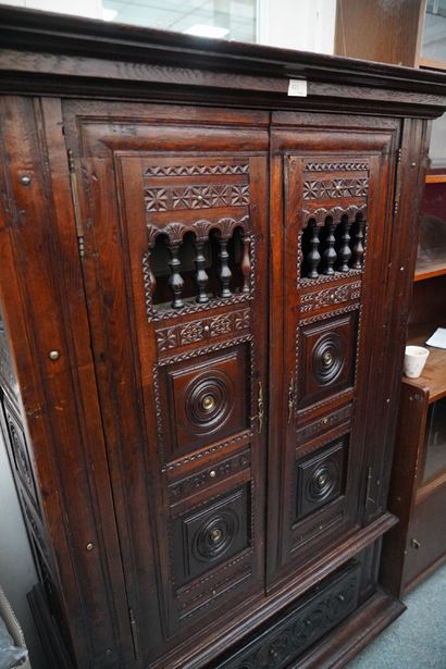 Armoire en bois teinté mouluré et sculpté...