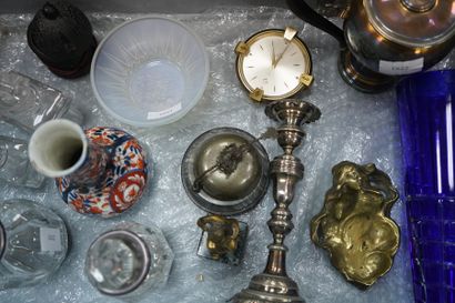 Réunion de flacons en verre ; vase en porcelaine...