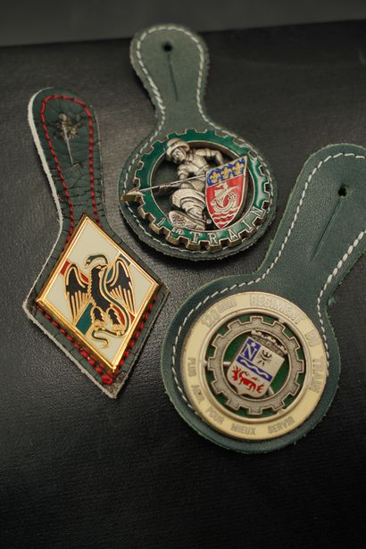 Réunion de trois insignes : 1er REI, 120ème...