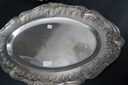 Deux plats en métal argenté, l'un rond, l'autre...