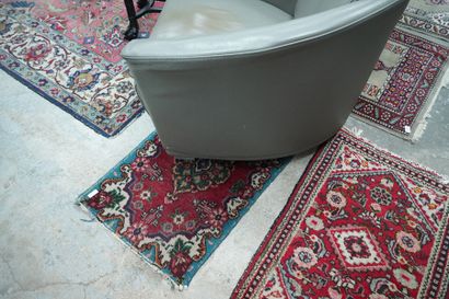 Deux grands tapis rectangulaires en laine,...