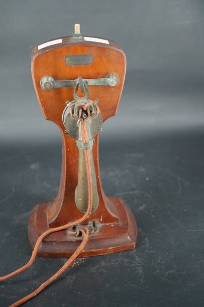 Pendule portique, bois de placage et laiton...