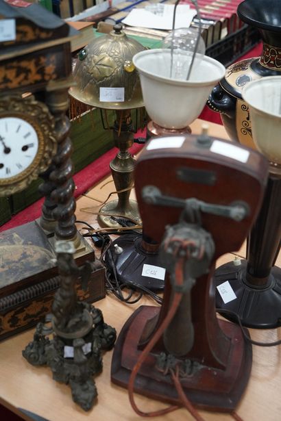 Pendule portique, bois de placage et laiton...