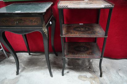 Petite coiffeuse en bois noirci et incrustations...