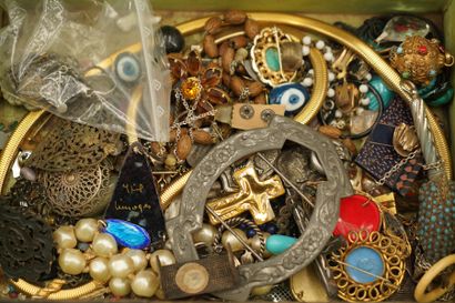 Réunion de bijoux fantaisie.