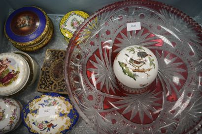 Réunion de boîtes en porcelaine à décor floral,...
